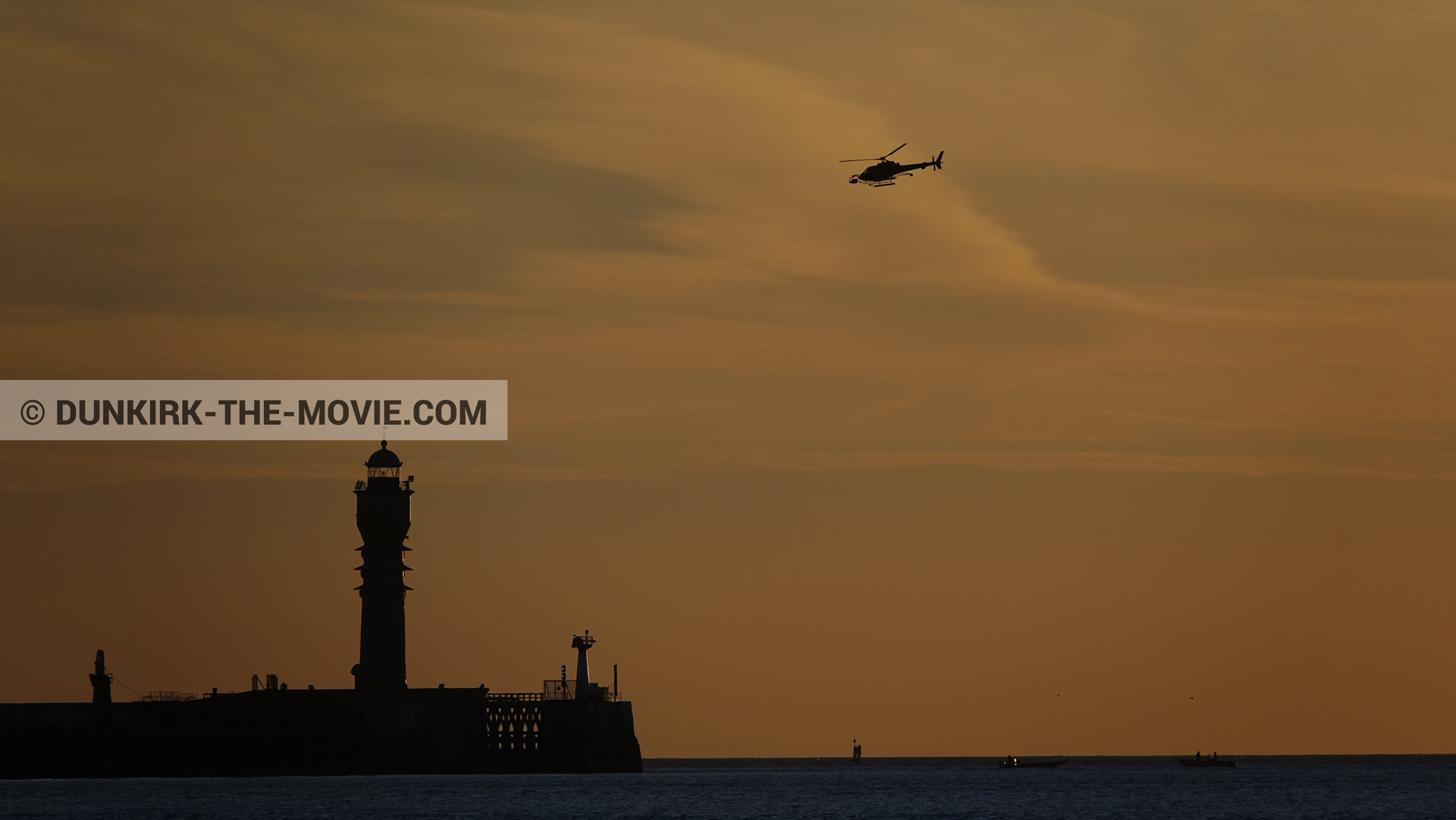 Photo avec ciel orangé, hélicoptère caméra, phare de St Pol sur Mer,  des dessous du Film Dunkerque de Nolan