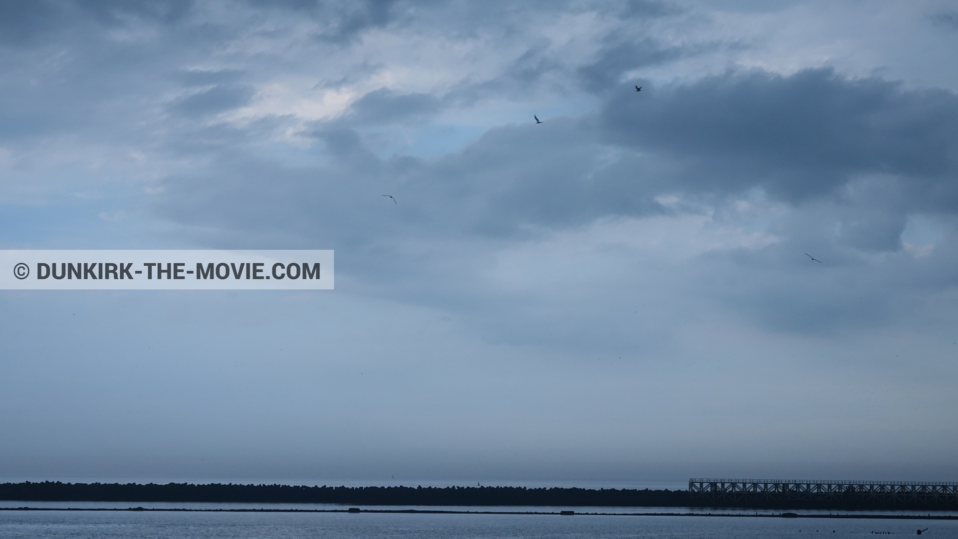 Photo avec ciel nuageux, jetée EST,  des dessous du Film Dunkerque de Nolan